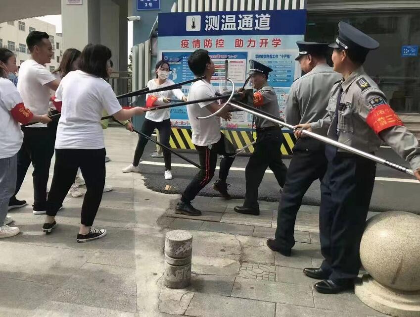 公安分局內(nèi)保大隊(duì)、獵鷹保安公司聯(lián)合開展校園反恐防暴演練活動(dòng)