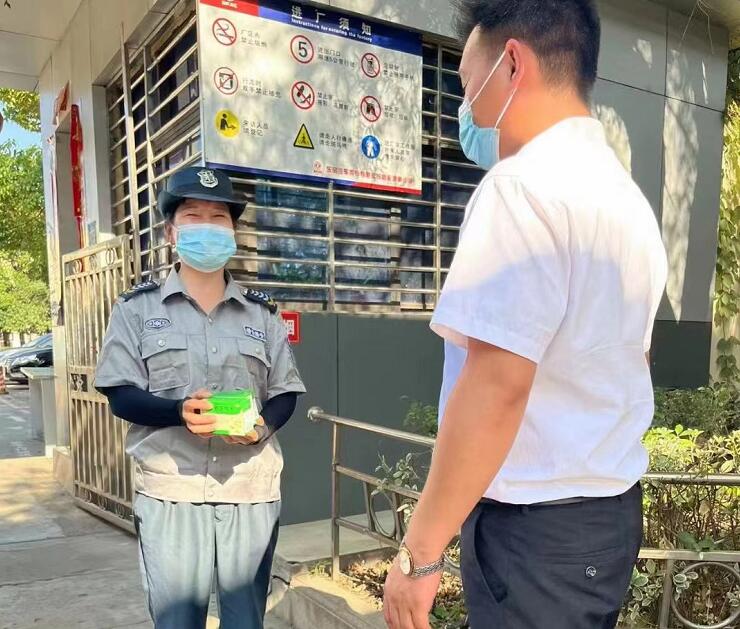 湖北獵鷹保安公司，關(guān)愛隊員，為隊員送去防暑物資