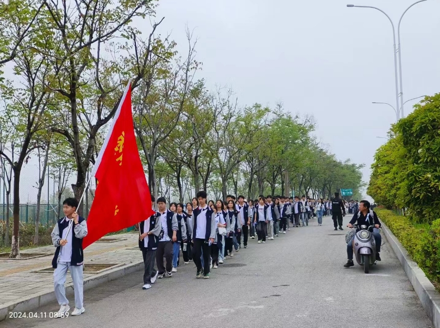 棗陽市師苑高中 春風(fēng)伴研學(xué)，獵鷹保護航。
